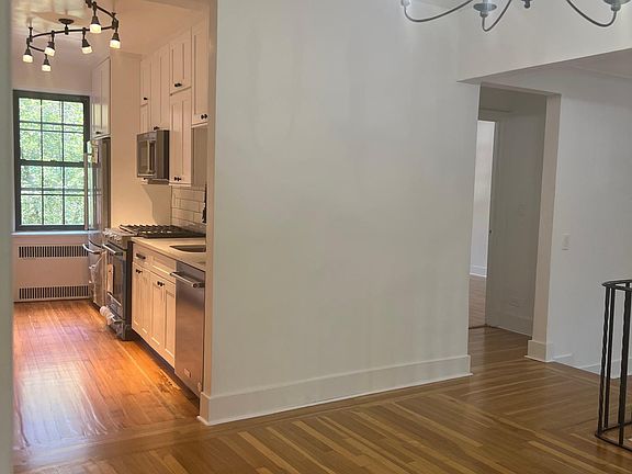 3rd image of 35 Parkview Ave APT 2E