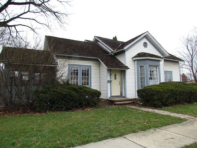 1st image of 102 N Oak St