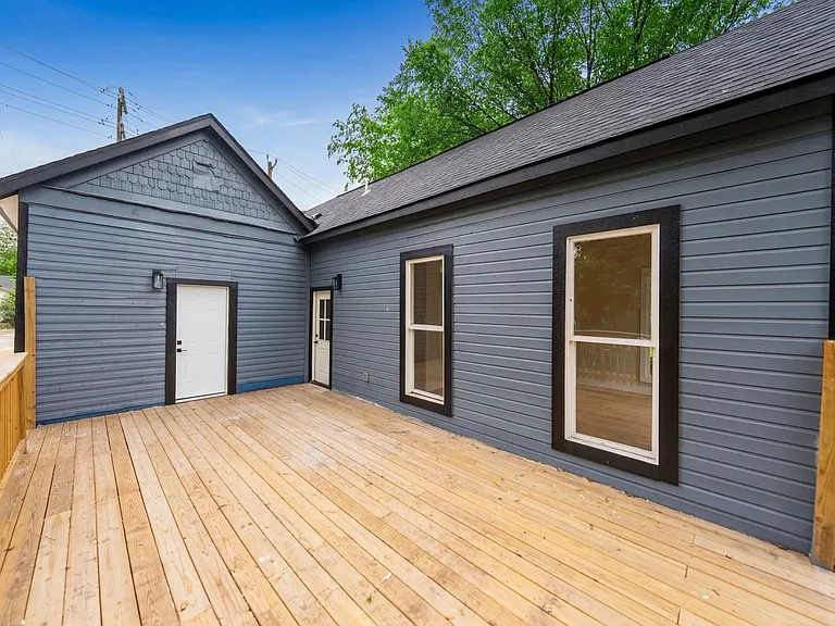 1122 N Pine St — Photo 31