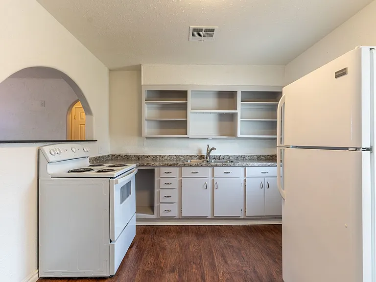 1621 Thompson Dr — Photo 7