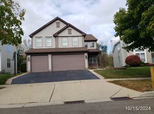 18 Clover Cir, Streamwood, IL 60107
