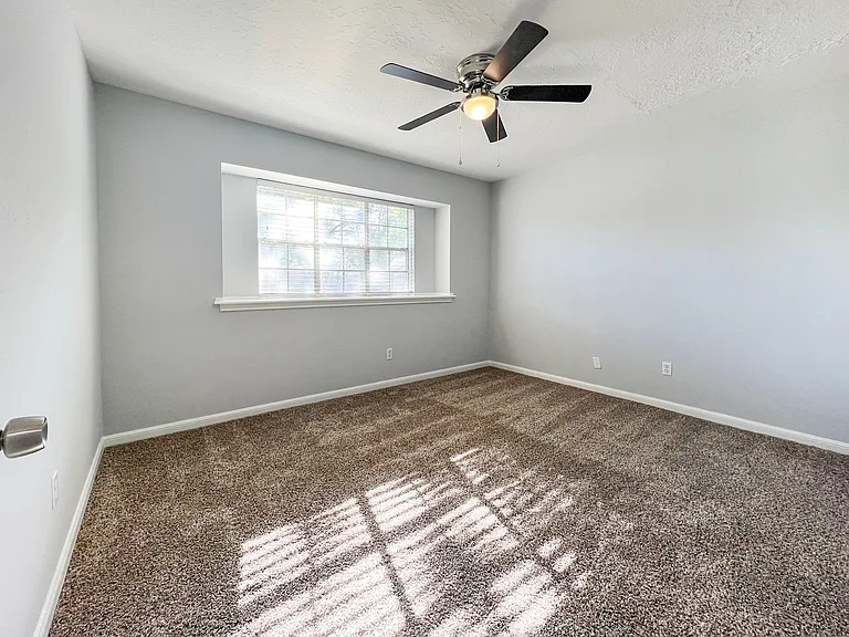 9206 Sharpview Dr — Photo 20