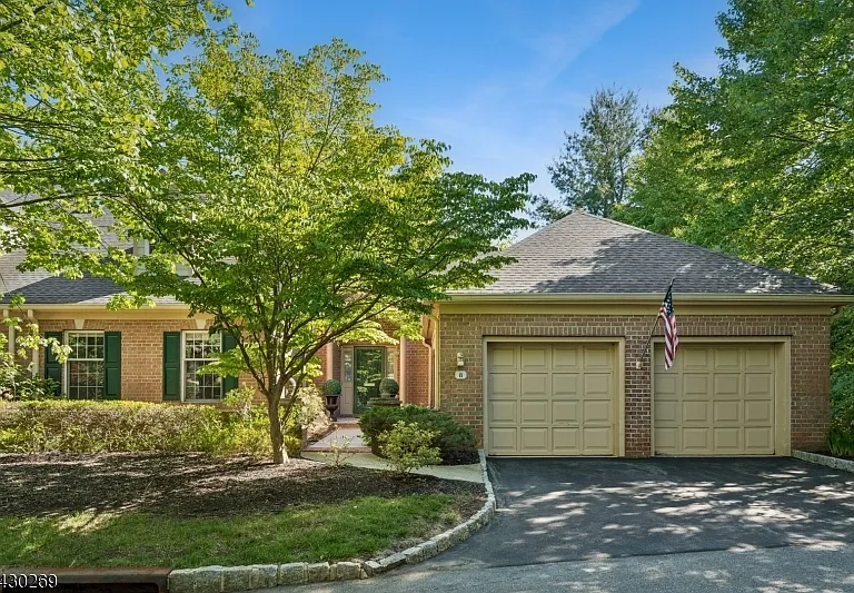 8 Morgan Ct — Photo 1