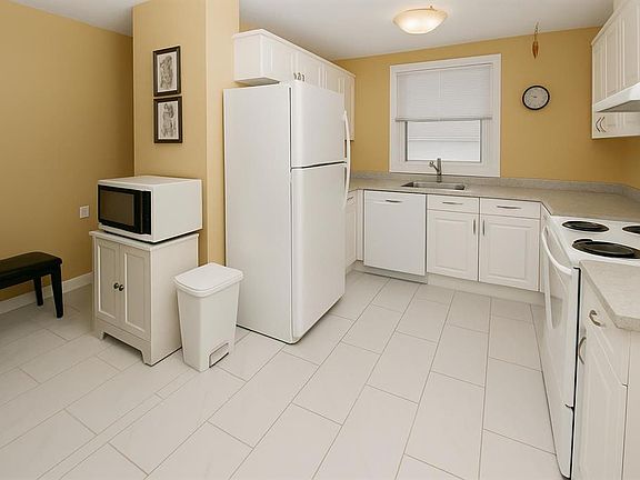 3rd image of 884 E Rundlecairn Way NE