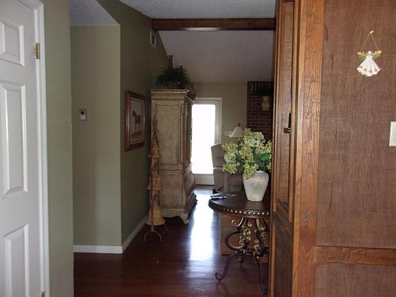 4th image of 2403 Skyline Dr