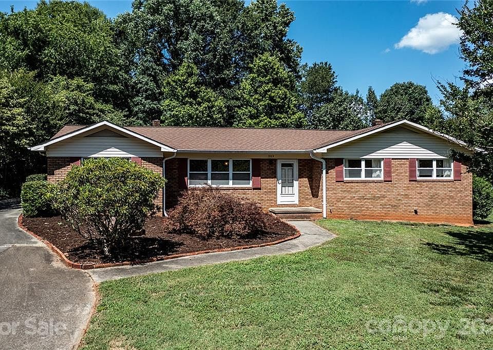 1st image of 302 Maplewood Dr