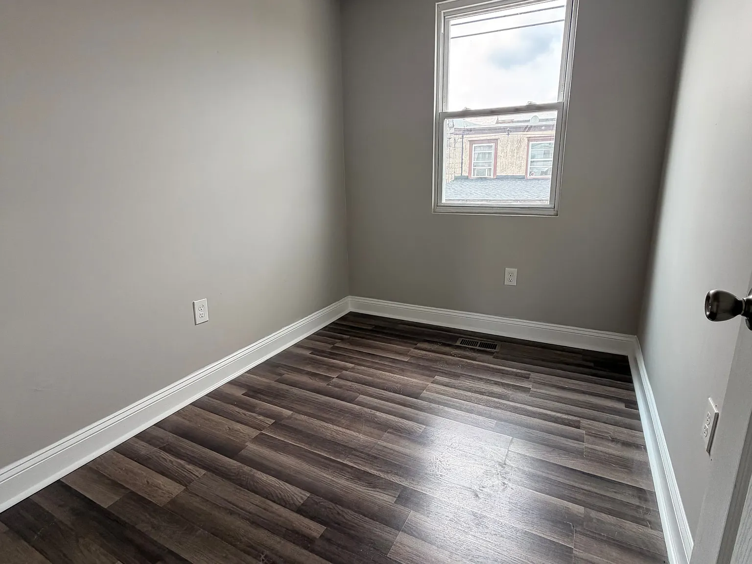 3 bed, 1008 sqft, $2,000 — Photo 2
