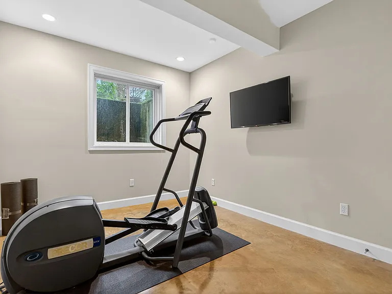 2028 NE Alameda Dr — Photo 5