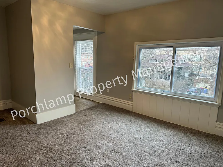547 Coit Ave NE #3 — Photo 2