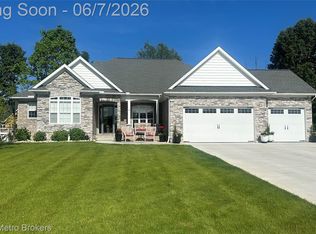 16437 Sleepy Hollow Dr, Fenton, MI 48430