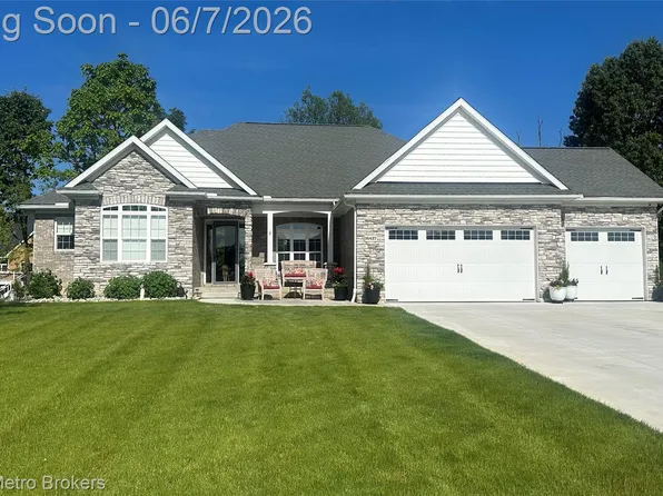 16437 Sleepy Hollow Dr, Fenton, MI 48430