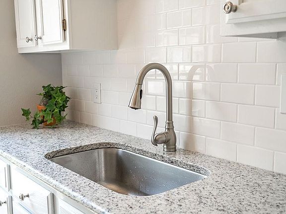 4th image of 556 E Mimosa Ln
