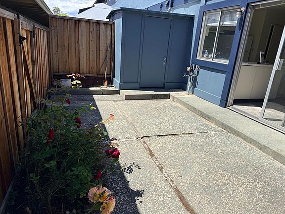 5th image of 415 Don Seville Ct