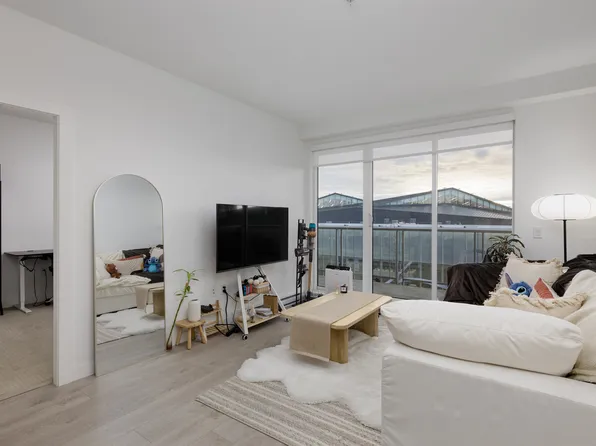 7788 18th St #301, Burnaby, BC V3N