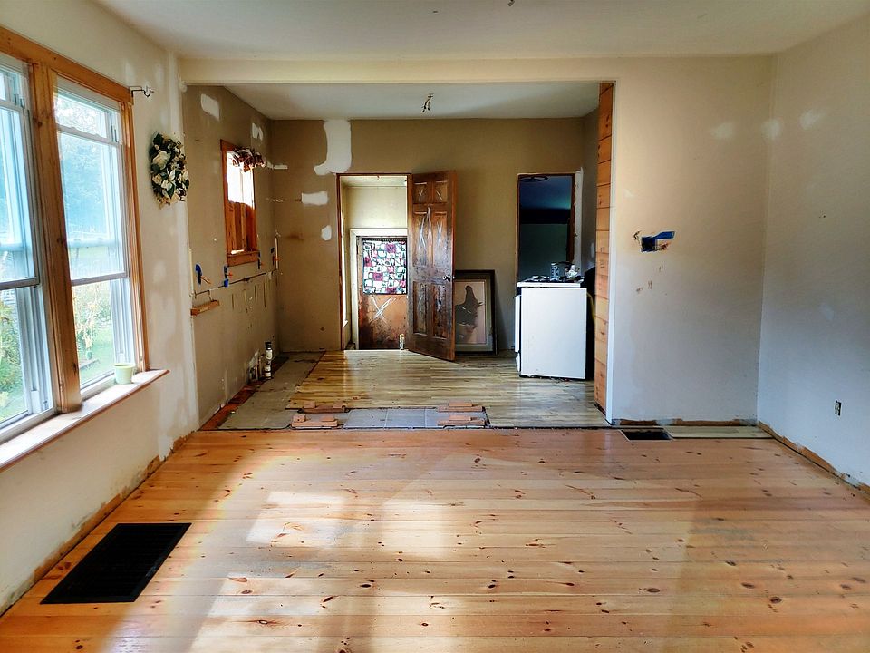 2nd image of 748 Stoners Trail Rd