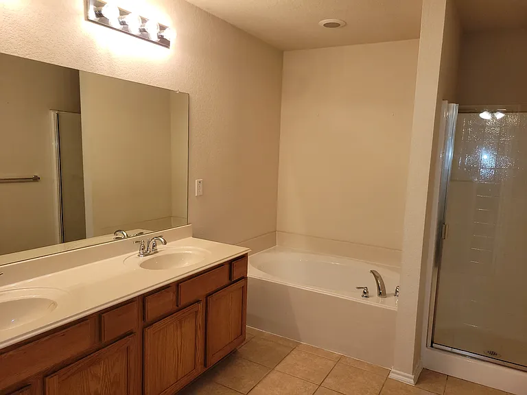 1934 Mosley Dr — Photo 6