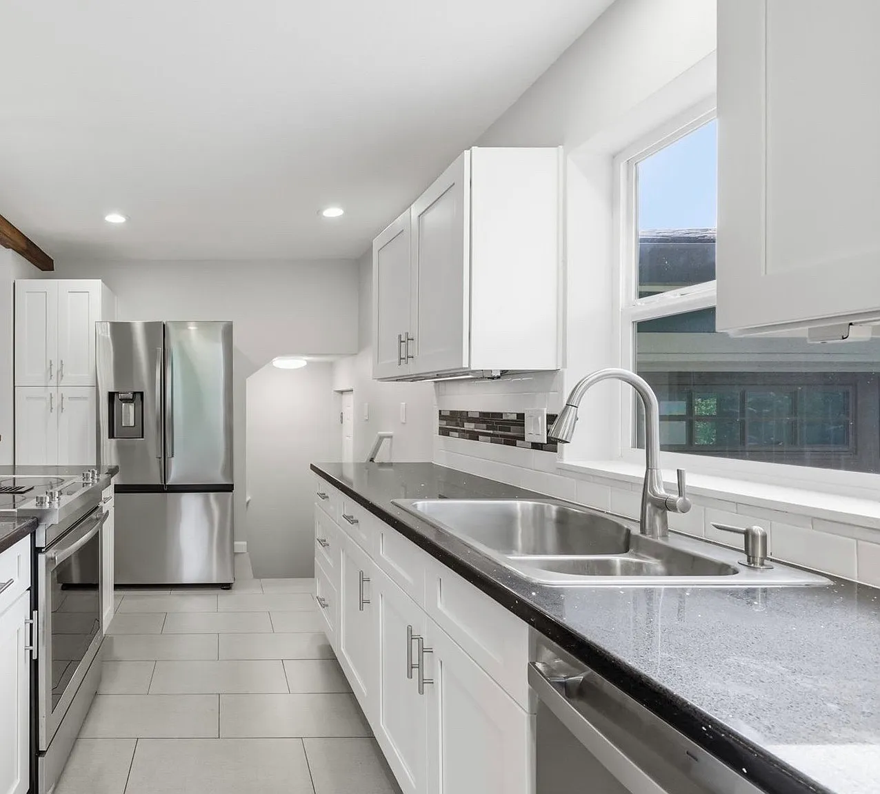 5 bed, 3.5 bath, 2272 sqft, $3,695 — Photo 3