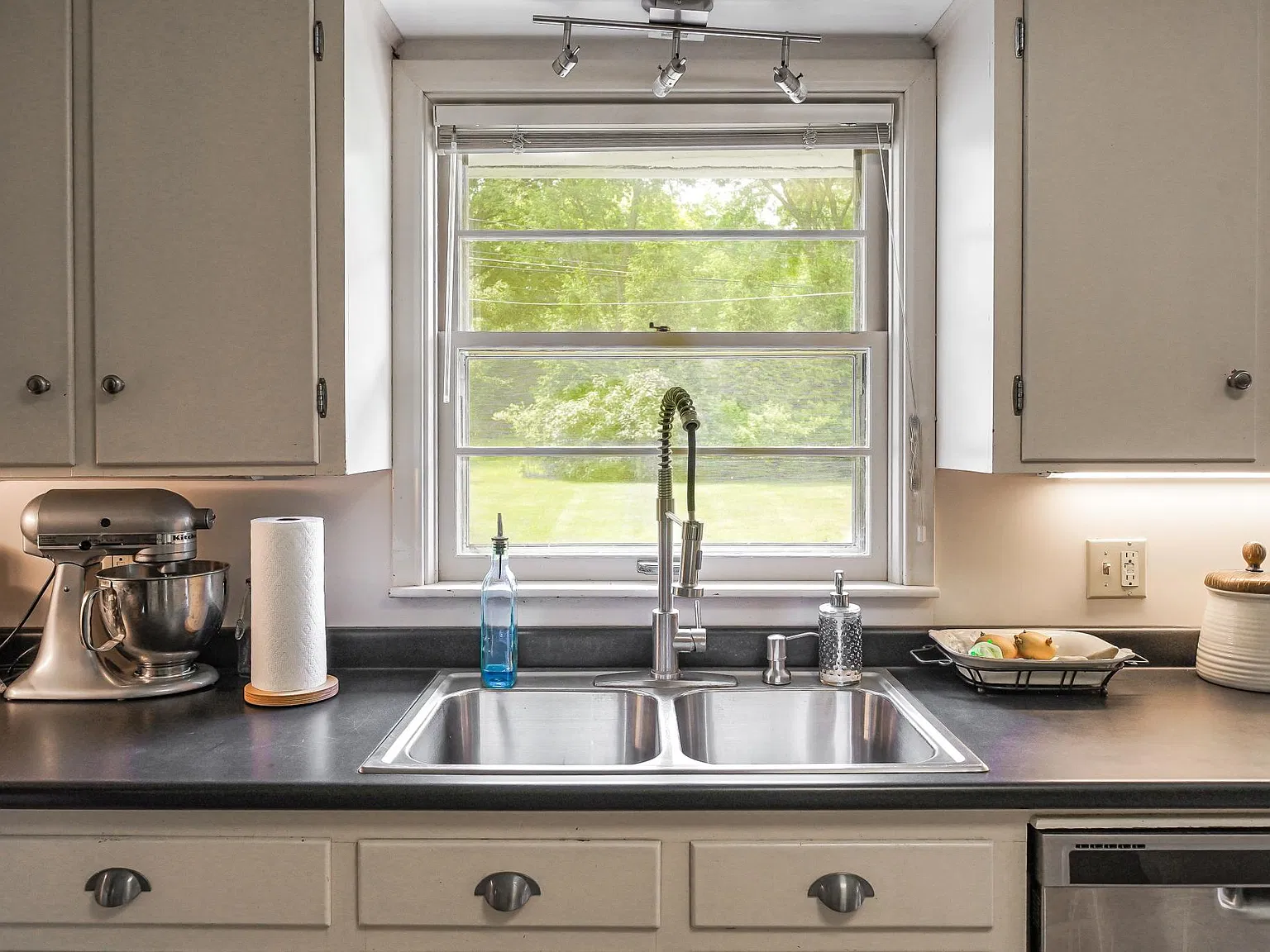 3 bed, 1417 sqft, $2,300 — Photo 3