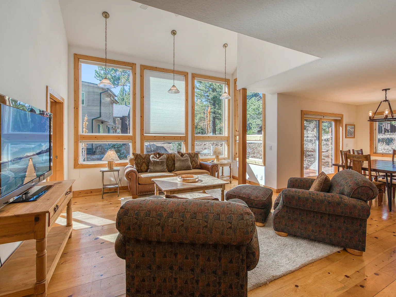 3 bed, 2.5 bath, 1904 sqft, $6,000 — Photo 2