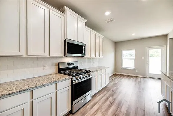 4 bed, 2586 sqft, $3,200 — Photo 3