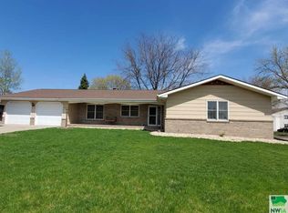1641 N 1st St, Sheldon, IA 51201