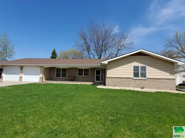 1641 N 1st St, Sheldon, IA 51201