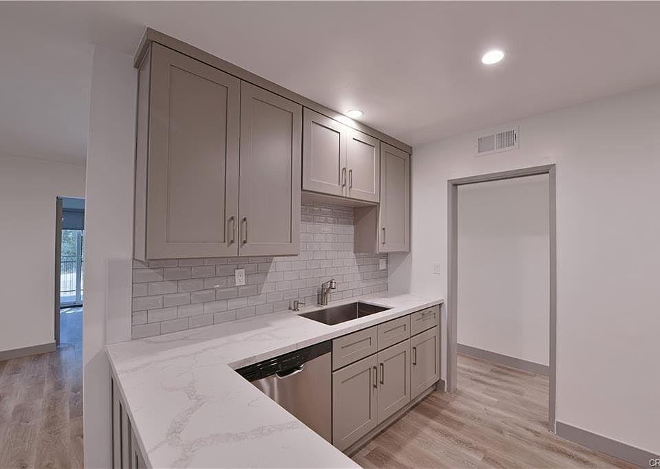1st image of 1408 Barry Ave APT 105