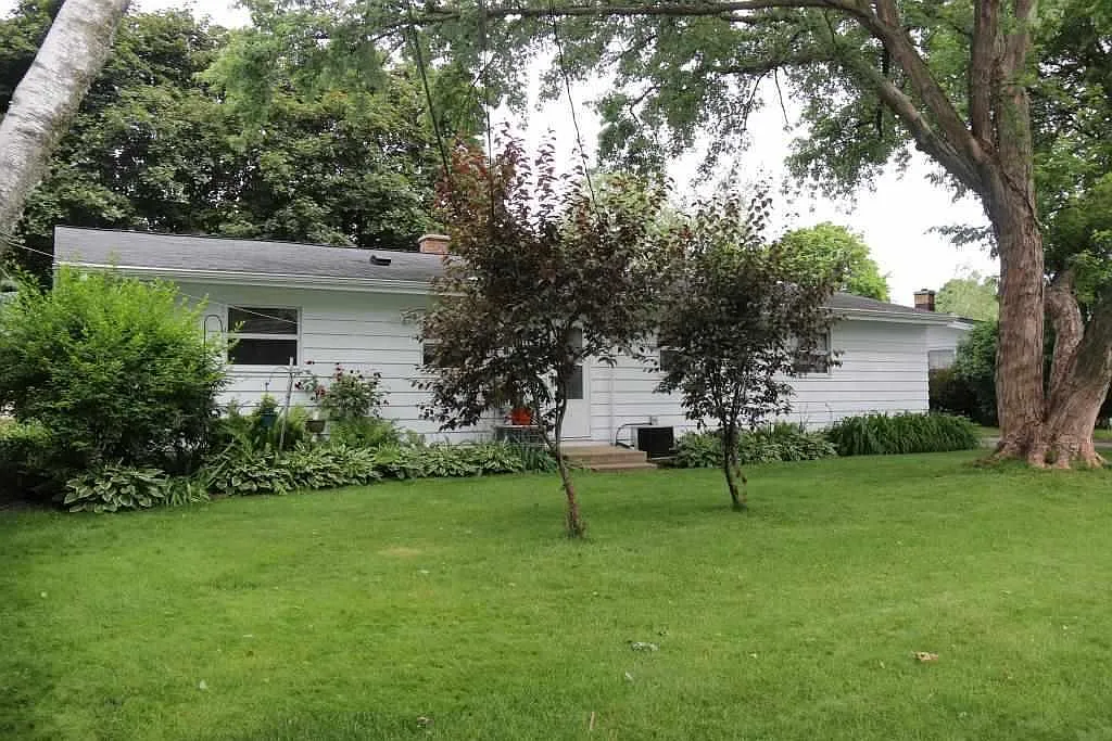 Updated Madison West, Two Bedroom, One Bathroom Duplex — Photo 2