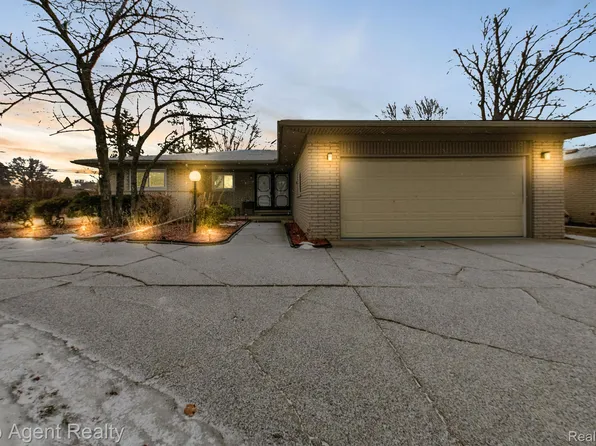 25450 Grand Concourse St, Southfield, MI 48075
