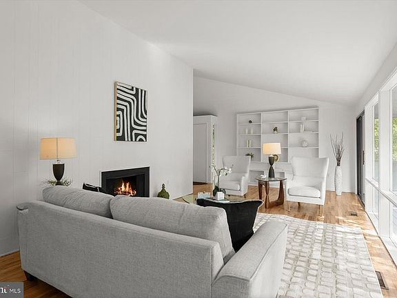 5th image of 9412 Garden Ct