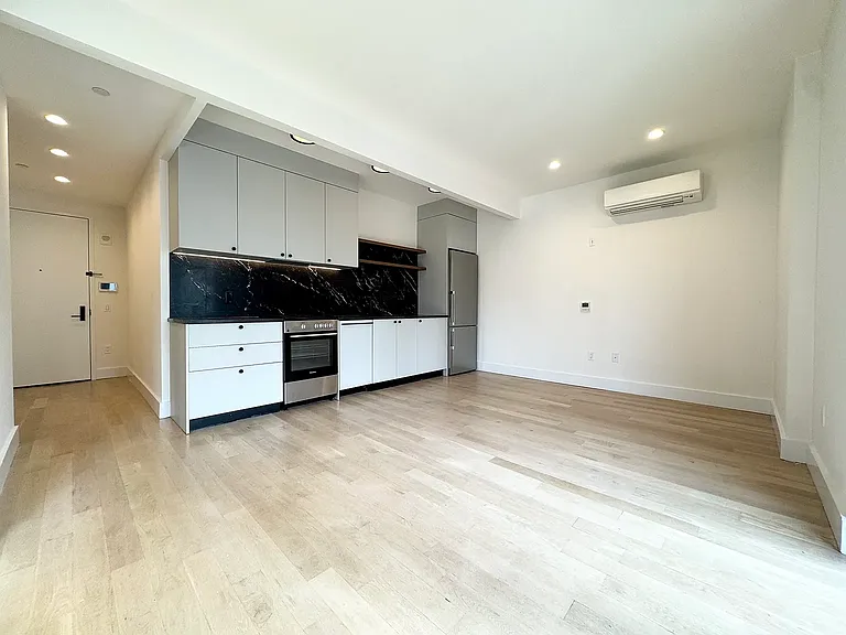 260 Gold St #917 — Photo 1
