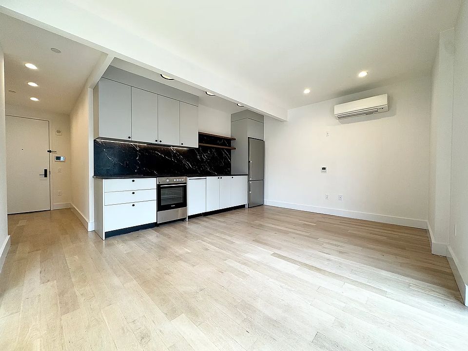 1st image of 260 Gold St #917