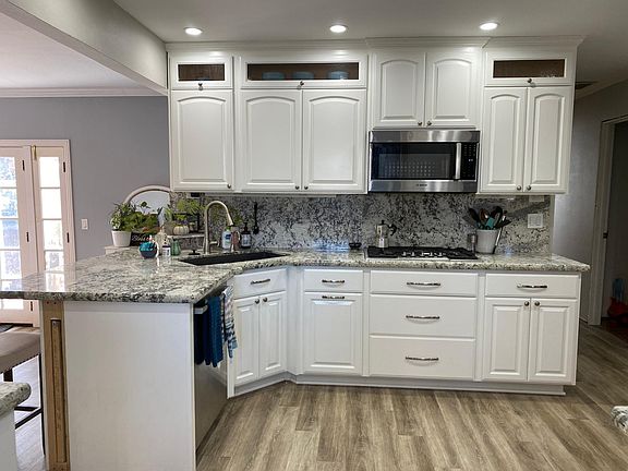 3rd image of 954 Lantana Dr
