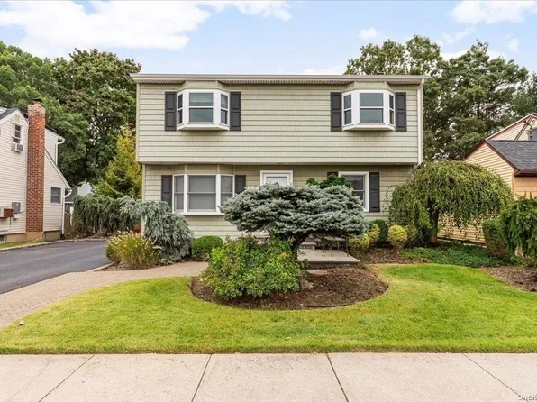144 N Queens Avenue, Massapequa, NY 11758