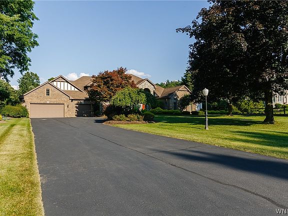 2nd image of 7 Beauclaire Ln
