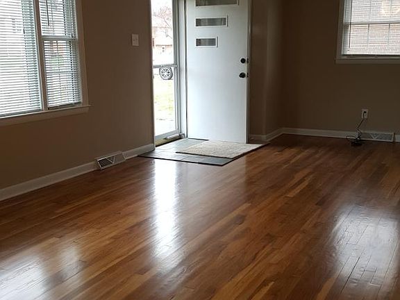 3rd image of 476 Lamont Dr