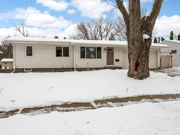 1212 Tracy Ln, Iowa City, IA 52240