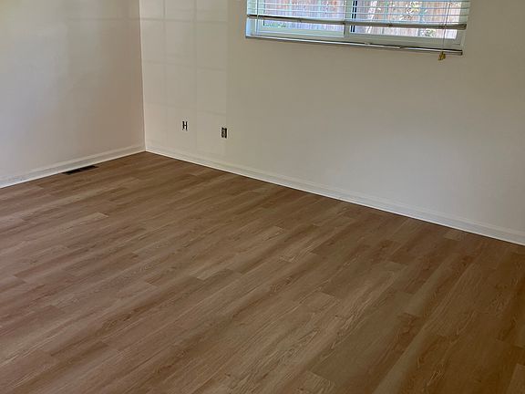 Dining room adjacent to living room