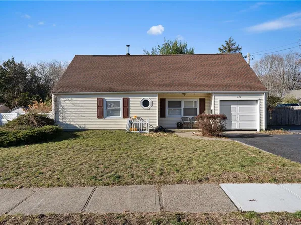 116 S Bicycle Path, Selden, NY 11784