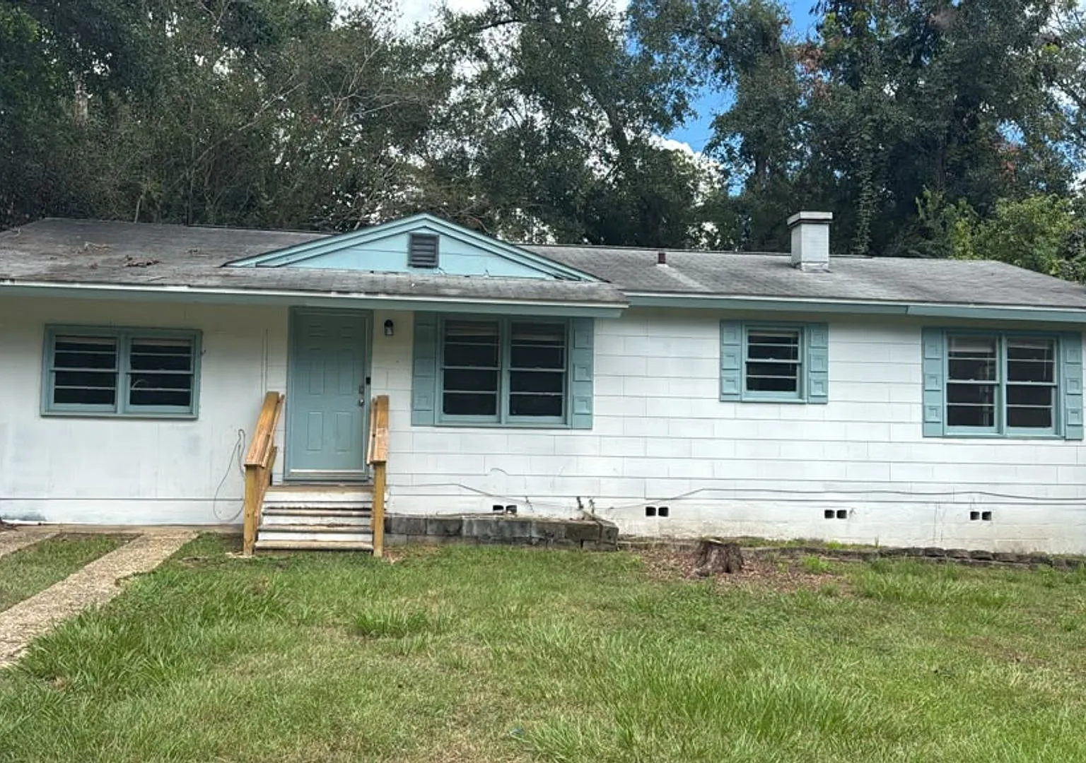 3 bedroom 1 bath house with a large back yard! Available now! — Photo 1