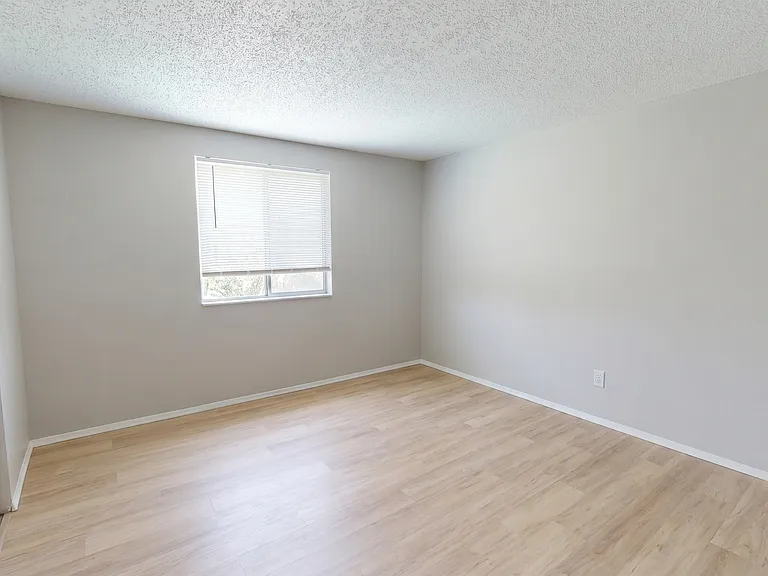 9528 Robert Burns Ct — Photo 10