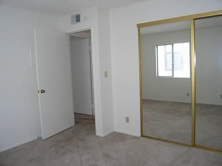 Bedroom w/Mirrored Sliding Closet Doors