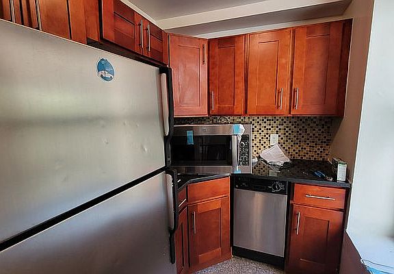 5th image of 11880 Metropolitan Ave APT 1E