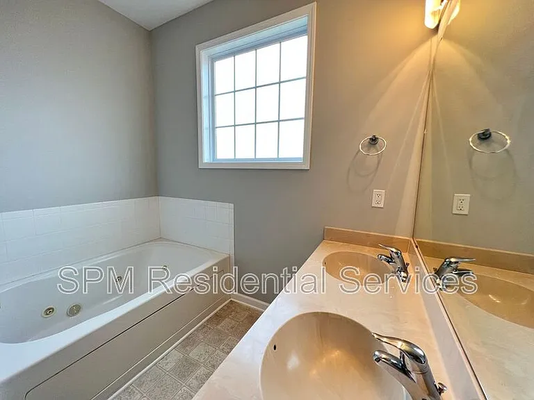 438 Riviera Dr — Photo 11