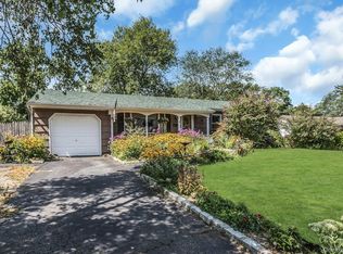 8 Baymens Ct, Sayville, NY 11782