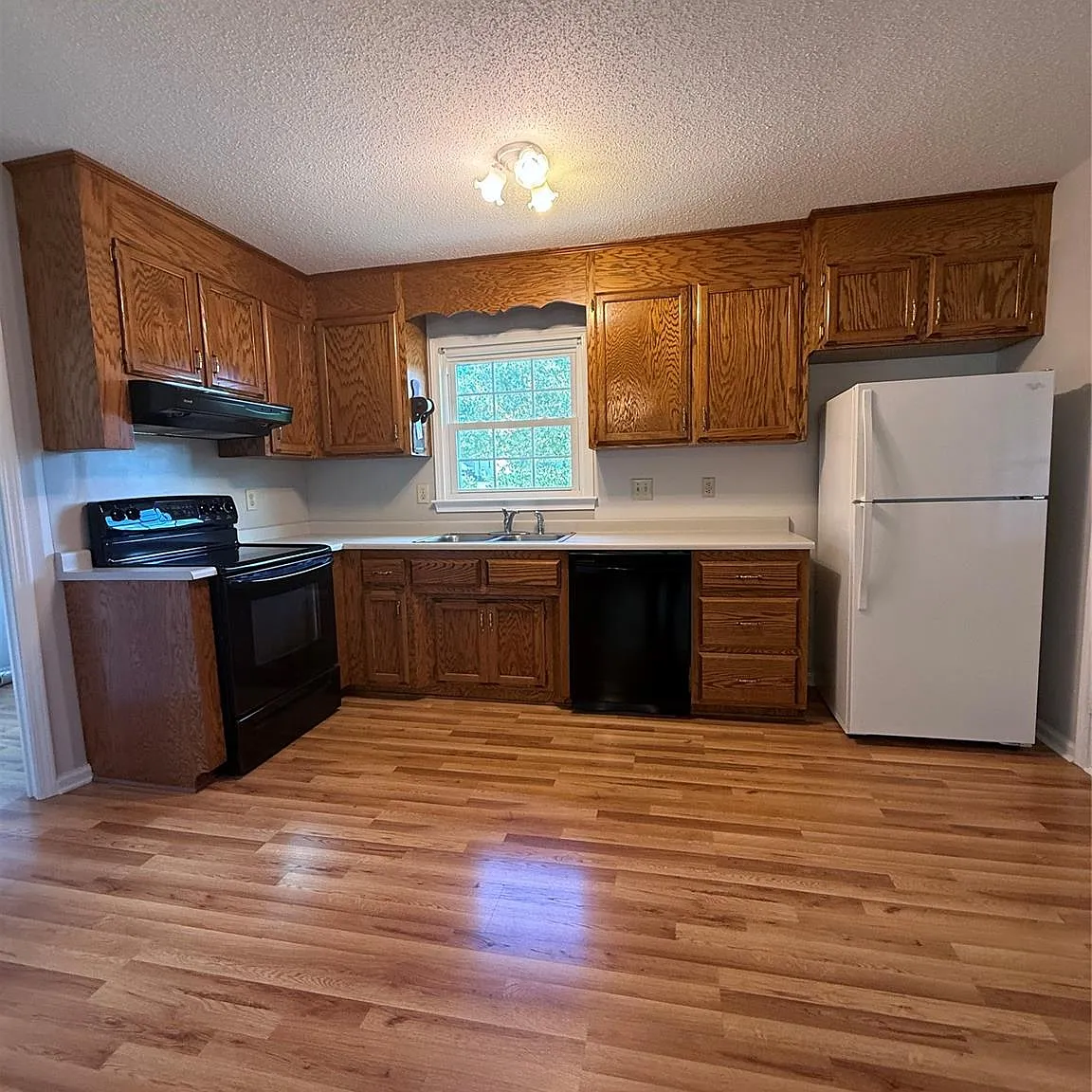 3 bed, 2.0 bath, $1,600 — Photo 3