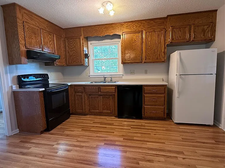 869 Crystal Springs Dr — Photo 3