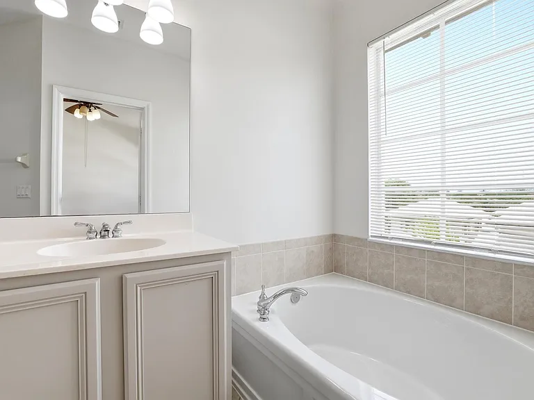 127 E Thatch Palm Cir — Photo 18