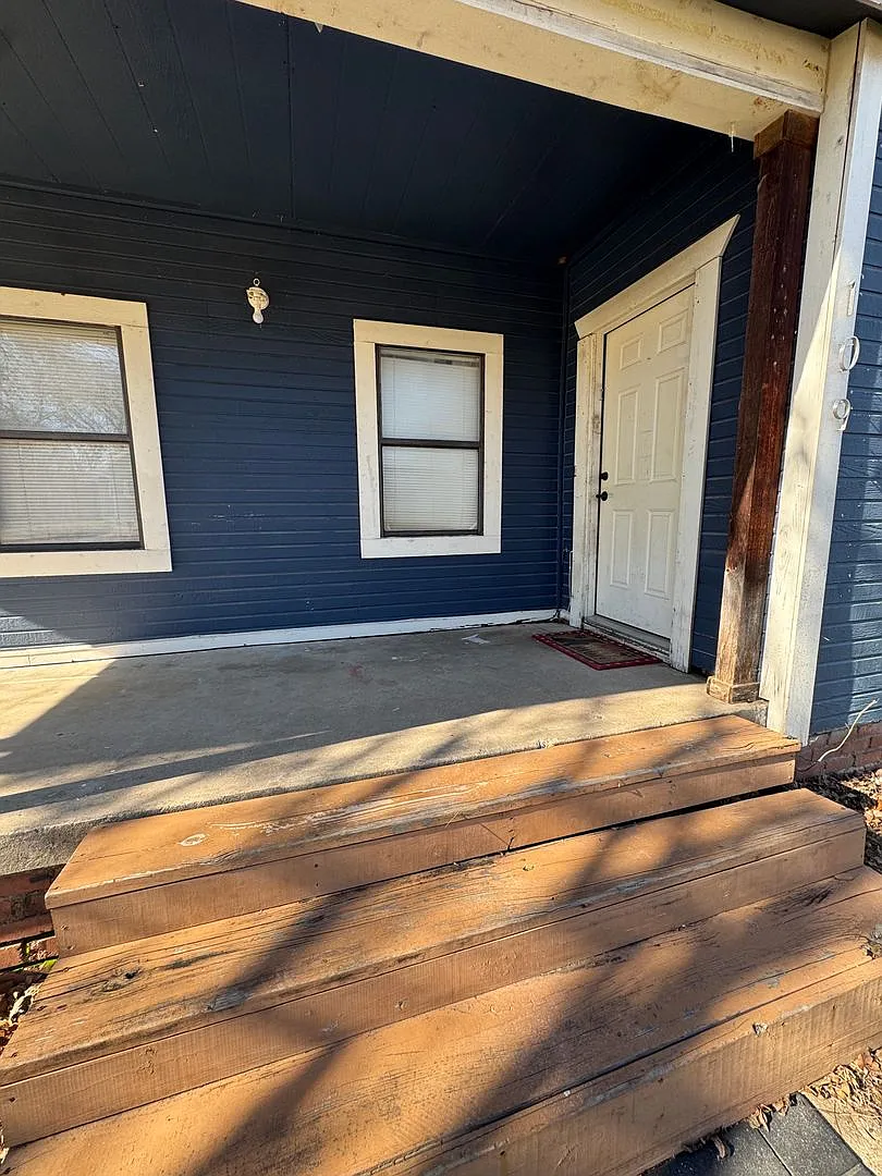 Cozy Three Bedroom House for Rent! — Photo 2