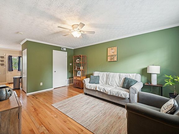 3rd image of 3044 Dorris Ave